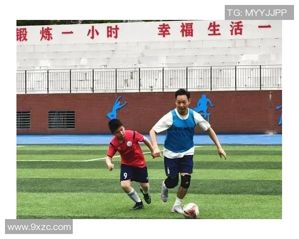 双胞胎兄弟携手征战足球场展现默契与团结的精彩瞬间